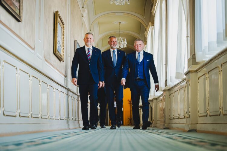Na snímke zľava prezident SR Peter Pellegrini, predseda Národnej rady SR Richard Raši a premiér Robert Fico počas stretnutia troch najvyšších ústavných činiteľov. Práve Raši dostal od generálneho prokurátora návrh na prísnejší boj proti daňovej kriminalite, koalícia ho však nepodporila. Namiesto toho presadzuje zmeny, ktoré môžu oslabiť stíhanie organizovaného zločinu. FOTO: SITA/KP SR