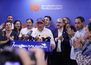Arménsky premiér Nikol Pašinjan vystupuje po voľbách v sídle svojej strany Občianska zmluva. Presvedčivé víťazstvo mu dáva mandát pokračovať v reformách a v úsilí o nezávislejšiu zahraničnú politiku Arménska, ktoré sa po strate Náhorného Karabachu a sklamaní z Ruska opatrne otvára Západu. FOTO: SITA/AP/Anthony Pizzoferrato