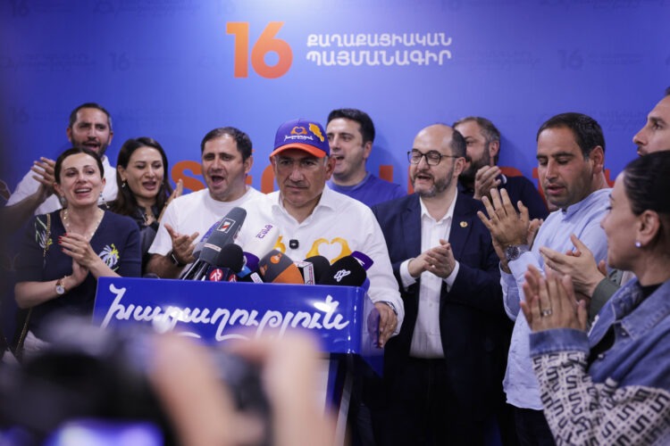 Arménsky premiér Nikol Pašinjan vystupuje po voľbách v sídle svojej strany Občianska zmluva. Presvedčivé víťazstvo mu dáva mandát pokračovať v reformách a v úsilí o nezávislejšiu zahraničnú politiku Arménska, ktoré sa po strate Náhorného Karabachu a sklamaní z Ruska opatrne otvára Západu. FOTO: SITA/AP/Anthony Pizzoferrato