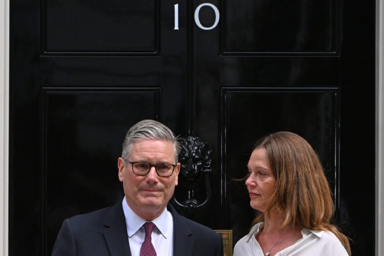 Britský premiér Keir Starmer s manželkou Victoriou pred sídlom na Downing Street 10 po oznámení, že končí na čele Labouristickej strany. Z premiérskeho úradu odíde až po výbere svojho nástupcu. FOTO: SITA/AP/Thomas Krych