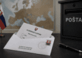 Poslanci Smeru chcú zrušiť hlasovanie zo zahraničia poštou a nahradiť ho osobnou voľbou na ambasádach. Kritici hovoria o účelovej zmene, ktorá by skomplikovala účasť vo voľbách tisíckam Slovákov v zahraničí. ILUSTRAČNÉ FOTO: ChatGPT