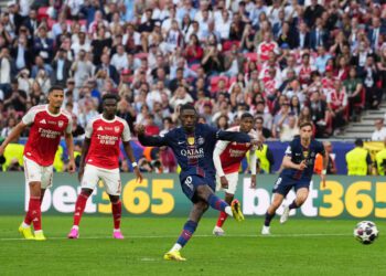 Finále Ligy majstrov vo futbale 30. mája 2026. Zábery zo zápasu v pozadí s reklamou stávkovej spoločnosti. Foto: SITA/AP Photo/Andreea Alexandru