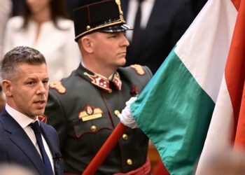 Maďarský premiér Péter Magyar (na snímke) chce po nástupe novej vlády nasmerovať krajinu k prijatiu eura. Trhy na tento plán zareagovali rýchlo: forint posilnil, štát si požičiava lacnejšie a investori opäť sledujú Maďarsko s väčším záujmom. FOTO: SITA/AP Photo/Denes Erdos