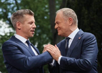 Maďarský premiér Péter Magyar (vľavo) a poľský premiér Donald Tusk. Poľsko je dnes ekonomickým lídrom regiónu, Maďarsko sa po politickej zmene a ohlásenej ceste k euru pokúša opäť získať dôveru investorov. Aj vzťahy Varšavy a Budapešti sa ukazujú byť bližšie než za vlády Viktora Orbána. FOTO: SITA/AP Photo/Beata Zawrzel