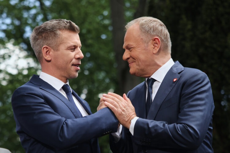 Maďarský premiér Péter Magyar (vľavo) a poľský premiér Donald Tusk. Poľsko je dnes ekonomickým lídrom regiónu, Maďarsko sa po politickej zmene a ohlásenej ceste k euru pokúša opäť získať dôveru investorov. Aj vzťahy Varšavy a Budapešti sa ukazujú byť bližšie než za vlády Viktora Orbána. FOTO: SITA/AP Photo/Beata Zawrzel
