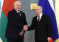 Bieloruský prezident Alexander Lukašenko je známy svojimi blízkymi vzťahmi s ruským lídrom Vladimirom Putinom. Foto: SITA/Maxim Shipenkov/Pool Photo via AP