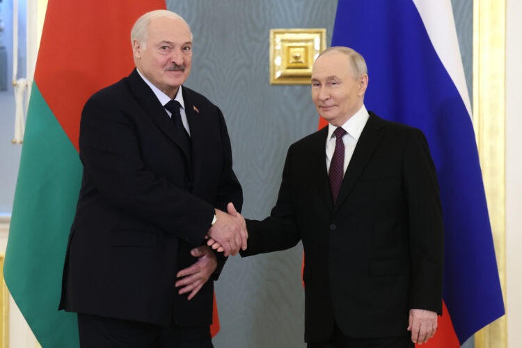 Bieloruský prezident Alexander Lukašenko je známy svojimi blízkymi vzťahmi s ruským lídrom Vladimirom Putinom. Foto: SITA/Maxim Shipenkov/Pool Photo via AP