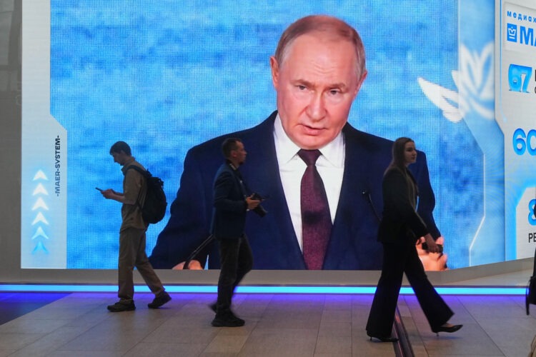 Ľudia prechádzajú okolo veľkoplošnej obrazovky s podobizňou ruského prezidenta Vladimira Putina na Petrohradskom medzinárodnom ekonomickom fóre 3. júna 2026. „Ruský Davos“ sa tento rok nezačal len ekonomickými správami, ale aj zábermi dymu po ukrajinských dronových útokoch na ciele v okolí mesta. Ani Putinov rodný Petrohrad už nie je mimo dosahu vojny, ktorú Kremeľ rozpútal vo februári 2022. FOTO: SITA/AP Photo/Dmitri Lovetsky