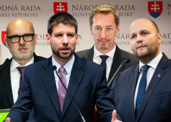 Lídri opozičných strán hľadajú odpoveď na otázku, či má opozícia ísť do volieb spoločne, alebo samostatne. Prieskumy síce ukazujú dlhodobú prevahu opozičných strán, no rizikom zostávajú prepadnuté hlasy a neistota okolo subjektov na hranici zvoliteľnosti. FOTO: SITA/Jana Birošová, Martin Havran; PS/Tomáš Bokor, Lukáš Grec. ILUSTRAČNÁ FOTOKOLÁŽ: redakcia