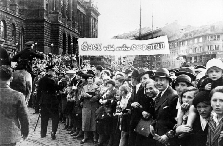 Uvítání čs. fotbalistů v Praze po příjezdu z mistrovství světa v Itálii, kde po finálové prohře s domácím týmem obsadili druhé místo. Foto: ČTK