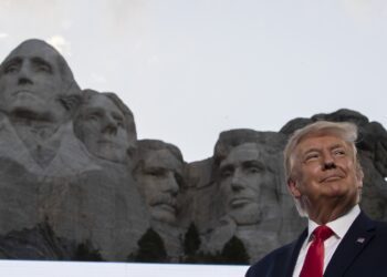 President Donald Trump se usmívá u národního památníku Mount Rushmore National Zdroj: ČTK / AP / Alex Brandon