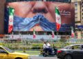 Billboard na teheránských ulicích s. vyobrazením úst Donalda Trumpa, která umlčuje Hormuzský průliv. Foto: ATTA KENARE / AFP / AFP / Profimedia