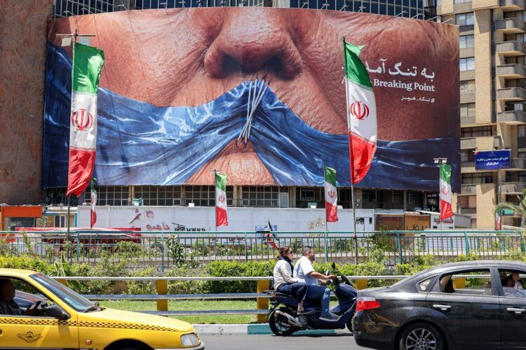 Billboard na teheránských ulicích s. vyobrazením úst Donalda Trumpa, která umlčuje Hormuzský průliv. Foto: ATTA KENARE / AFP / AFP / Profimedia
