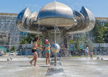 Ľudia sa počas tropických teplôt osviežujú aj vo fontáne Družba v Bratislave. V horúcich dňoch ponúka najmä deťom vítané schladenie priamo v centre mesta. FOTO: SITA/Jana Birošová.