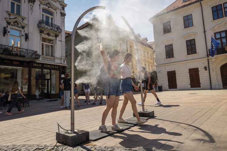 Rozprašovač vodnej hmly počas tropických teplôt v uliciach hlavného mesta Slovenska Bratislava-Foto: SITA/Jana Birošová