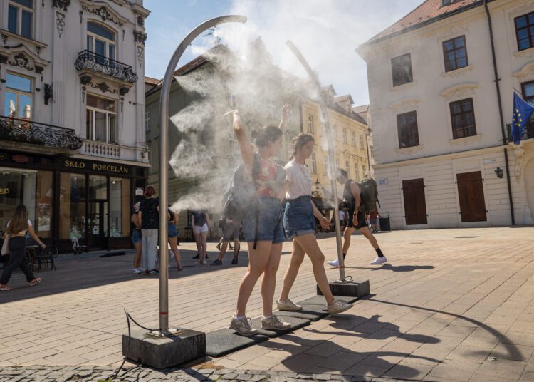 Rozprašovač vodnej hmly počas tropických teplôt v uliciach hlavného mesta Slovenska Bratislava-Foto: SITA/Jana Birošová