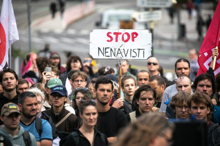 Účastníci demonštrácie spojenej s pochodom ulicami Bratislavy s názvom Antifašistická mobilizácia. Foto: SITA/Diana Černak