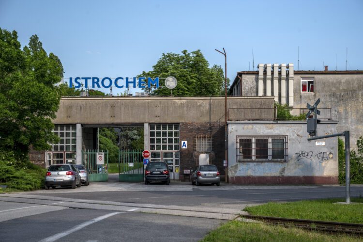 Areál bývalého Istrochemu v Bratislave. Pozemky niekdajšej chemičky dnes vlastní spoločnosť Istrochem Reality zo skupiny SynBiol, ktorú ovláda český premiér Andrej Babiš. Ich sanácia od toxických záťaží môže stáť 500 až 700 miliónov eur, pričom minister životného prostredia Tomáš Taraba navrhol, aby náklady zaplatil štát. FOTO: SITA/Milan Illík