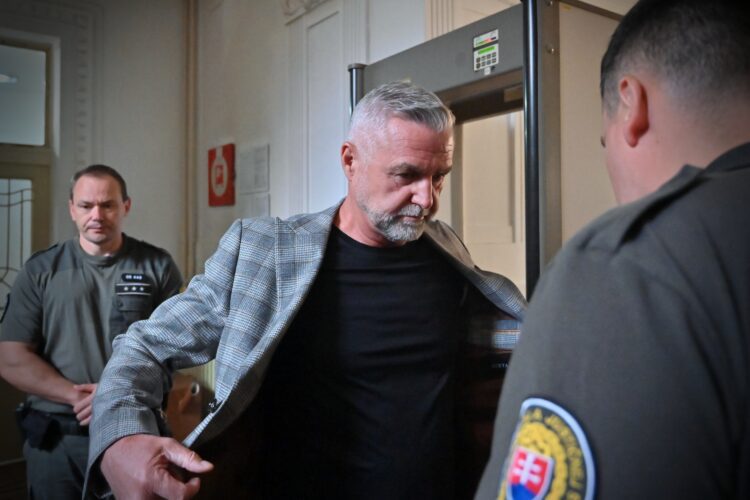 Podpredseda Národnej rady SR Tibor Gašpar (uprostred), ktorý je obvinený v kauze Očistec, žiada, aby sa predseda NKÚ Ľubomír Andrassy za výroky o „eurofondovej mafii“ zodpovedal pred parlamentom. FOTO: SITA/Jakub Julény
