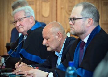 Bývalý šéf finančnej polície Národnej kriminálnej agentúry Bernard Slobodník (uprostred) počas pojednávania v kauze Očistec na Špecializovanom trestnom súde v Banskej Bystrici. FOTO: SITA/Jakub Julény