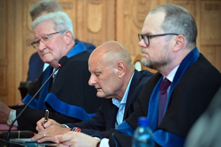 Bývalý šéf finančnej polície Národnej kriminálnej agentúry Bernard Slobodník (uprostred) počas pojednávania v kauze Očistec na Špecializovanom trestnom súde v Banskej Bystrici. FOTO: SITA/Jakub Julény