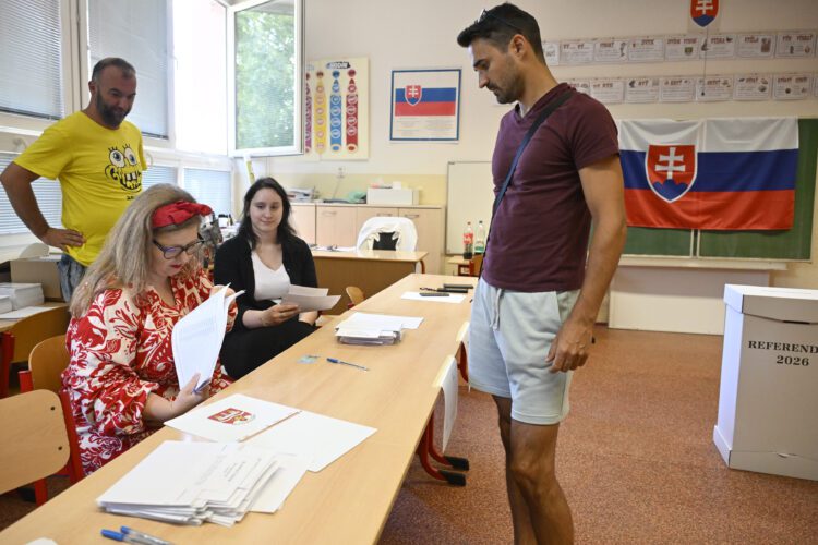 Atmosféra počas hlasovania v referende 2026 na ZŠ Mierová v Bratislave, 4. júla 2026. FOTO: SITA/Milan Illík