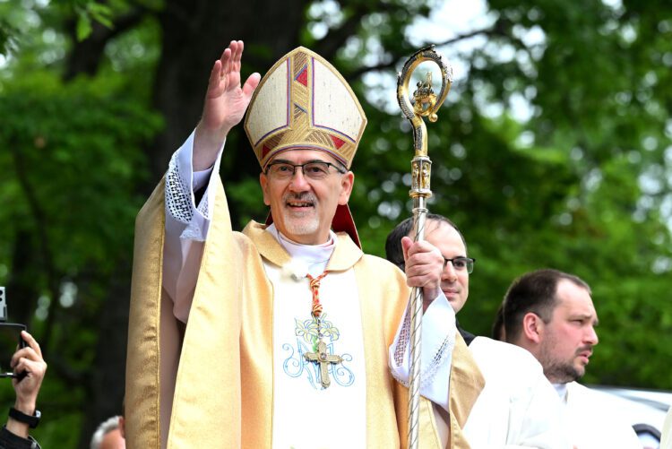 Latinský patriarcha Jeruzalema kardinál Pierbattista Pizzaballa prichádza na slávnostnú omšu na Mariánskej hore počas Levočskej púte. Foto: SITA/Viktor Zamborský.
