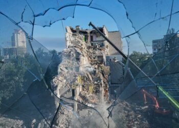Zničený obytný dom v Kyjeve po nočnom ruskom bombardovaní. Útok, pri ktorom zahynulo najmenej 20 ľudí, opäť ukázal, že Kremeľ popri bojoch na fronte pokračuje aj v masívnych úderoch proti ukrajinským mestám. FOTO: SITA/AP / Efrem Lukatsky