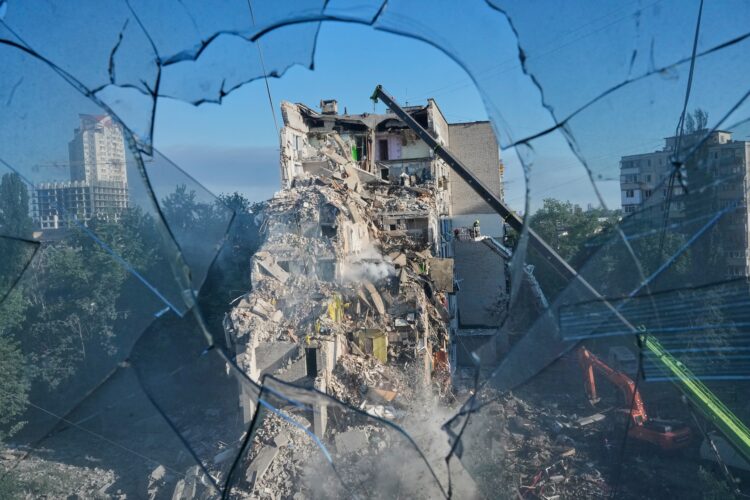 Zničený obytný dom v Kyjeve po nočnom ruskom bombardovaní. Útok, pri ktorom zahynulo najmenej 20 ľudí, opäť ukázal, že Kremeľ popri bojoch na fronte pokračuje aj v masívnych úderoch proti ukrajinským mestám. FOTO: SITA/AP / Efrem Lukatsky