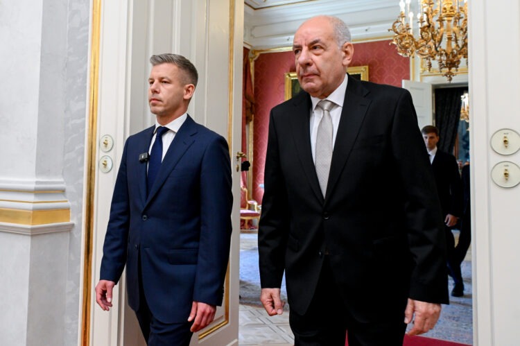 Maďarský prezident Tamás Sulyok, vpravo, a predseda maďarskej vlády Péter Magyar počas vymenovania vlády. Foto: SITA/Szilard Koszticsak/MTI via AP