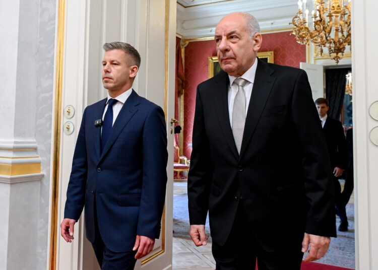 Maďarský prezident Tamás Sulyok, vpravo, a predseda maďarskej vlády Péter Magyar počas vymenovania vlády.  Foto: SITA/Szilard Koszticsak/MTI via AP