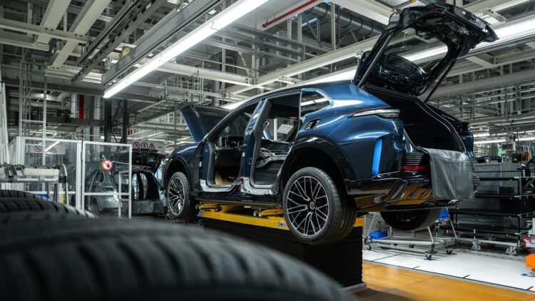 Porsche Cayenne sa vyrába v Bratislave od roku 2002, od roku 2017 sa aj finálne montuje a tento rok pribudla plne elektrická verzia. Foto: Porsche