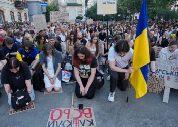 Účastníci protestu v Kyjeve si pokľaknutím a minútou ticha uctili vojakov padlých vo vojne s Ruskom. Sobotňajšia demonštrácia bola namierená proti rozhodnutiu prezidenta Volodymyra Zelenského odvolať ministra obrany Mychajla Fedorova po šiestich mesiacoch vo funkcii. FOTO: SITA/AP Photo/Efrem Lukatsky