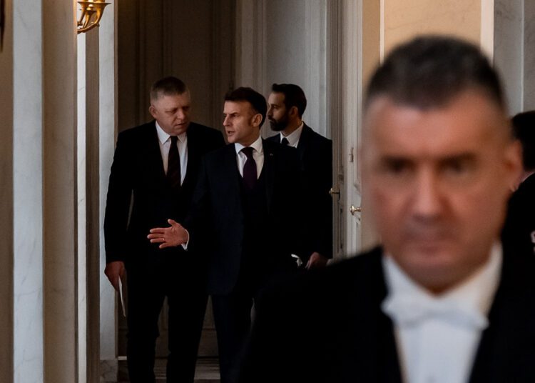 Predseda vlády SR Robert Fico (vzadu vľavo) a francúzsky prezident Emmanuel Macron počas januárového stretnutia v Elyzejskom paláci. Vzťahy oboch krajín sa o niekoľko mesiacov neskôr dostali do centra pozornosti pre rozdielne vyjadrenia Bratislavy a Paríža o Koalícii ochotných, ktoré otvorili otázku dôveryhodnosti slovenskej zahraničnej politiky. FOTO: SITA/ÚV SR