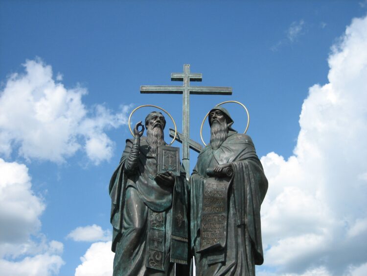 Bratři Cyril a Metoděj nám přinesli písmo. Jejich žáci je pak zase odnesli. FOTO Pixabay