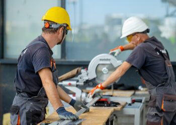 Stále viac miest v priemysle a stavebníctve musia zamestnávatelia obsadiť pracovníkmi zo zahraničia. Ilustračné foto: Pexels/Sulyok Imaging