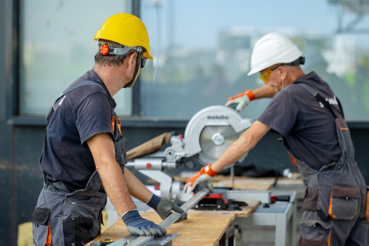 Stále viac miest v priemysle a stavebníctve musia zamestnávatelia obsadiť pracovníkmi zo zahraničia. Ilustračné foto: Pexels/Sulyok Imaging