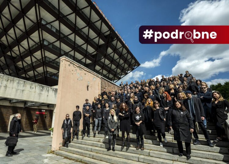 Protestná akcia zamestnancov verejnoprávnej televízie a rozhlasu pred budovou Slovenského rozhlasu v Bratislave. Foto: SITA/Milan Illík
