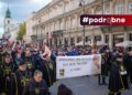 Několik stovek lidí prošlo loni v říjnu Varšavou při třetím Papežském pochodu věnovaném Janu Pavlu II. Průvod připomněl, že jeho odkaz i katolická tradice zůstávají pro mnoho lidí důležitou součástí polské identity, přestože důvěra v církev i účast na bohoslužbách klesají. FOTO: Profimedia