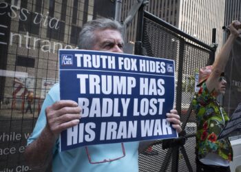 Demonstranti před budovou News Corp na newyorském Manhattanu protestují proti zpravodajství televize Fox News, které považují za zaujaté ve prospěch prezidenta Donalda Trumpa a jeho politiky. Muž drží transparent s nápisem: „Pravdu Fox skrývá. Trump svou válku s Íránem výrazně prohrál. Fox lže.“ FOTO: Profimedia