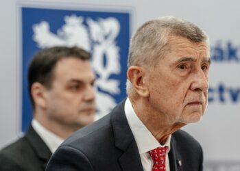 Premiéer ANdrej Babiš (ANO) a ministr zahraničí Petr Macinka (Motoristé) před odletem na summit NATO v Ankaře. Foto: Petr Topič / MFDNES + LN / Profimedia