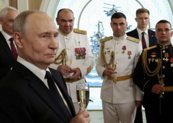 Vladimir Putin se zástupci ruského námořnictva v červenci 2026. Foto: Vyacheslav PROKOFYEV / POOL / AFP / Profimedia