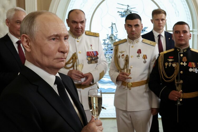 Vladimir Putin se zástupci ruského námořnictva v červenci 2026. Foto: Vyacheslav PROKOFYEV / POOL / AFP / Profimedia