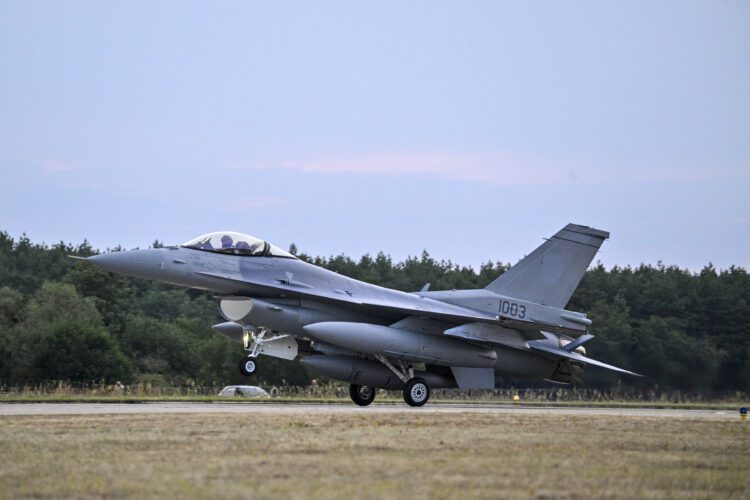 Slovenské stíhačky F-16 budú v budúcom roku tiež zabezpečovať protivzdušnú obranu Pobaltia. Foto: SITA/Milan Illík