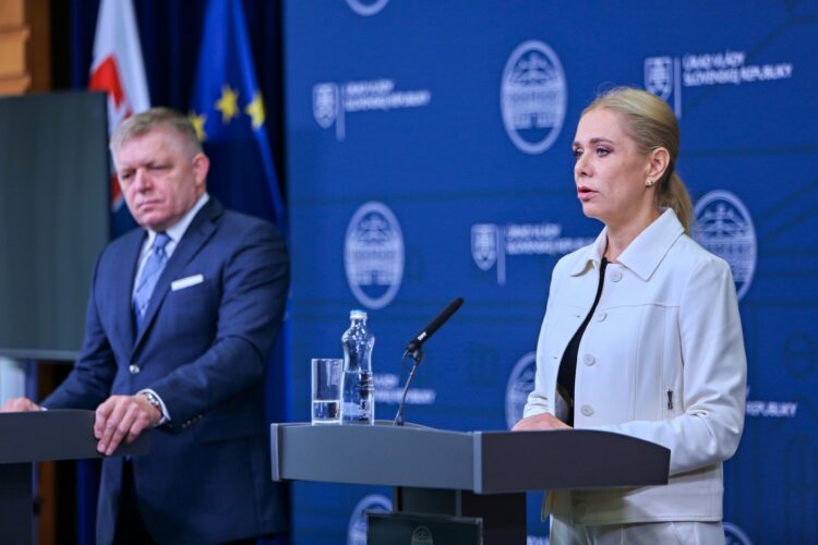 Predseda vlády SR Robert Fico sa dostal do sporu s podpredsedníčkou vlády a ministerkou hospodárstva Denisou Sakovou. Foto: SITA/Tomáš Susko