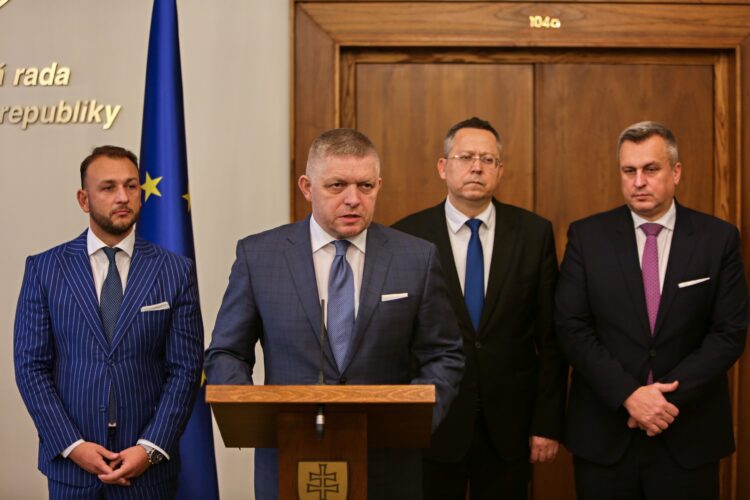 Vládna koalícia má sporov dosť aj na každý deň. Spája ju však spoločný záujem o obchody. Foto: SITA/Tomáš Susko