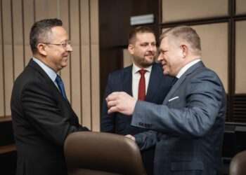 Premiér Robert Fico ohlásil zrušenie transakčnej dane, minister financií Ladislav Kamenický bude riešiť polmiliardovú dieru v rozpočte. Foto: SITA/Úrad vlády SR