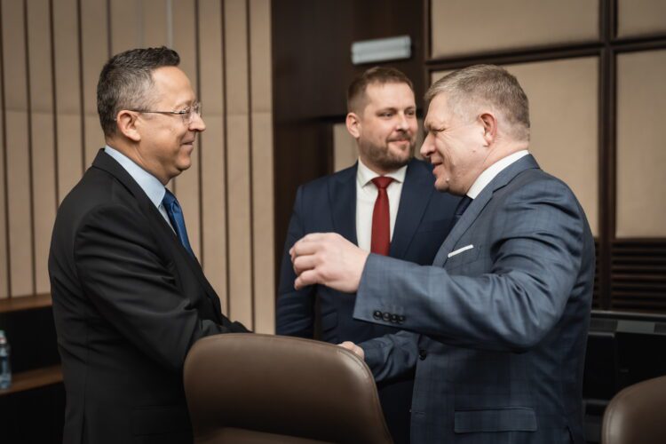 Premiér Robert Fico ohlásil zrušenie transakčnej dane, minister financií Ladislav Kamenický bude riešiť polmiliardovú dieru v rozpočte. Foto: SITA/Úrad vlády SR