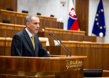 Generálny prokurátor Maroš Žilinka (na snímke) počas vystúpenia v Národnej rade SR. Vo svojich správach o stave zákonnosti upozorňuje na pokles stíhania korupcie a ďalších trestných činov aj na oslabovanie princípov právneho štátu. FOTO: SITA/Kancelária NR SR