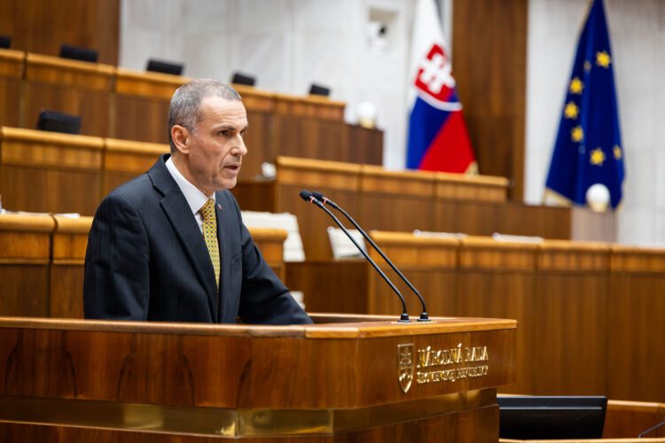 Generálny prokurátor Maroš Žilinka (na snímke) počas vystúpenia v Národnej rade SR. Vo svojich správach o stave zákonnosti upozorňuje na pokles stíhania korupcie a ďalších trestných činov aj na oslabovanie princípov právneho štátu. FOTO: SITA/Kancelária NR SR